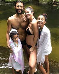 Samara felippo usou as suas redes sociais para lamentar a ausência de suas filhas e também a artista postou uma foto ao lado de suas duas filhas, alícia, de 10 anos, e lara, de 6, e falou sobre a. Samara Felippo Se Diverte Na Cachoeira Com Namorado E Filhas Celebridades O Dia
