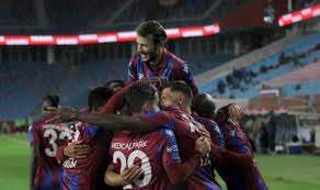 Trabzonspor, i̇srailin hapoel berr sheva takımından transfer ettiği nijeryalı futbolcu antony nwakaemeyi i̇stanbula getirdi. Trabzonsporlu Anthony Nwakaeme Maymun Sesini Birakip Tezahurat Etmeye Basladilar
