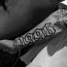This style is simple and only includes the actual words without any other imagery; 30 Est Tattoo Designs Fur Manner Birth Year Ink Ideen Mann Stil Tattoo Outer Forearm Tattoo Tattoos Tattoo Designs Men
