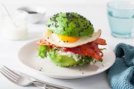Ha épp fontolgatod, hogy belevágsz a ketogén diétába, akkor ismerkedj meg a diéta során fogyasztható ételekkel és egy mintaétrenddel! Keto Dieta Mi A Ketogen Dieta Szepseg Egeszseg
