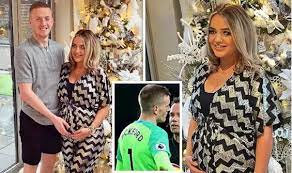 The england and everton goalkeeper looked delighted by the news his partner was expecting a baby boy. Everton Jordan Pickford Everton Goalie Cradles Wife To Be S Baby Bump In Adorable Christmas Pic Bureve