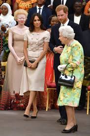 A fost prima apariţie oficială a lui meghan markle ca ducesă de sussex. Meghan Markle A Fost LÄƒudatÄƒ Pentru Schimbarea De Look InspiratÄƒ De Cumnata Sa Ducesa De Sussex A FÄƒcut InsÄƒ Si O GafÄƒ De Protocol La RecepÅ£ia Reginei Foto