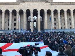Tbilisidə parlament binasının qarşısında mitinq keçirilir 