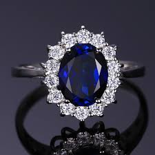 10 inspirasi cincin tunangan yang unik dan terkesan berkelas untukmu. Home Cincin Tunangan Cincin Tunangan Berlian Cincin Perkawinan