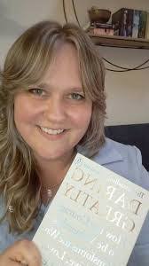 Leslie Bartley's Instagram, Twitter & Facebook