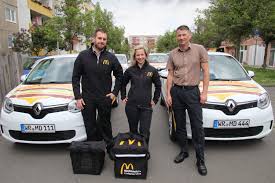 Bau und unterhalt der elternhäuser finanzieren zu einem grossen teil mcdonald's schweiz, lizenznehmer, lieferanten. Burger Und Pommes Nach Hause Mcdonald S Hat Auch Lieferservice Fur Halle Neustadt Du Bist Halle