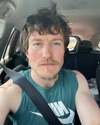 stride for stride.. hand in infallible hand.. arm in arm beside my good  buddies all impart w the irredeemable contributions of a dozen or so good  friend.. its the castle in the