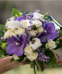 Un Bouquet De Fleurs Chic Et Raffine Des Callas Blancs Des Orchidees Violettes Des Roses Blanches Caprice De Fleurs Bouquet Floral Floral Wreath
