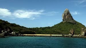 Mulher dá à luz em Fernando de Noronha apesar de regra que proíbe partos na ilha; entenda