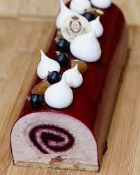 Et Voila Notre Seconde Buche De Noel Cette Fois C Est Un Biscuit Roule Au Confit De Cassis Qui Est Emprisonne Dans Un Baking And Pastry Cake Roll Desserts