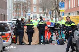 De politieagenten die ter plaatse waren gekomen voor onderzoek droegen. 48 Jarige Man Komt Om Bij Schietpartij In De Netscherstraat Regio15 Nl