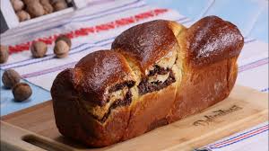 Repartizăm umplutura și formăm 2 rulade, pe care le împletim. Cozonac Pufos Cu Nuca Si Rahat Youtube