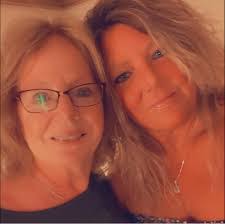 Shannon Comer's Instagram, Twitter & Facebook