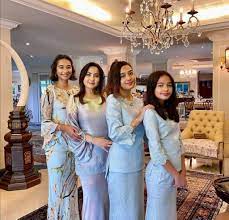 Ucapan hari raya aidilfitri daripada dato seri hj mukhriz mahathir & tok puan norzieta zakaria. Aspirasi Cinta Mukhriz Mahathir Kejelitaan To Puan Seri Norzieta Zakaria Buat Mata Sejuk Memandang Nona