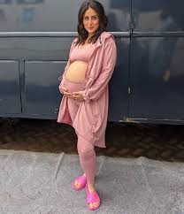 كارينا كابور تستعرض بطنها المنتفخ فى الشهور الأخيرة من الحمل.. صور - اليوم  السابع