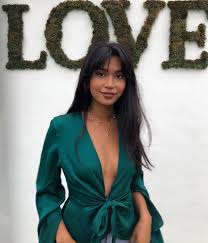 The curtains hairstyle is a famous '90s men's cut where the hair on top is left longer and styled with a strong middle part to create the appearance of curtains. 11 90s Fringe Curtain Bangs Ideas Hair Inspiration Long Hair Styles Hair Beauty