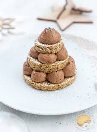 Tutoriel Video Pour Realiser Une Buche De Noel Simple Et Rapide En Forme De Sapins Composee D Un Biscuit Le Buche De Noel Chocolat Noisette Dessert Noel Mousse