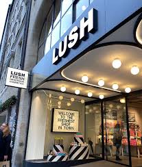 Lush is an online boutique featuring a rebellious spirit and attitude, mixed with a bit of punk rock, goth, glam and a whole lot of sexy! Lush Munchen Verandert Munchner Einkaufskultur Lush Badekugeln Inkl