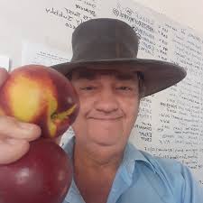 Willie Bezuidenhout Noord Transvaal stoei afrigter, was ook ons afrigter by  Blesbokpark stoeiklub in Witbank, het baie Springbok stoeiers en SA  kampioene gevorm onder andere Francois Rossouw, André Botes, Theuns  Rossouw, Sarel