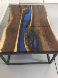 Livraison Gratuite Sur Cette Table En Noyer Noir En Resine Cette Table Est Long 30 De Large Et 18 De Haut Ce Resin Furniture Wood Resin Table Coffee Table