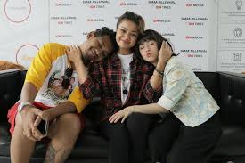 Mar 02, 2021 · keluarga cemara mengisahkan tentang kehidupan pasangan suami istri yang memiliki dua anak perempuan dengan kondisi ekonomi yang mapan pada awalnya. Zara Jkt48 Sempat Takut Perankan Tokoh Euis Di Film Keluarga Cemara