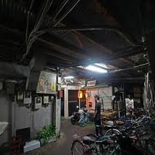 夜散歩のススメ1480 ダクト配管の路地と広場 仲見世飲食店街 夜散歩のススメ 夜 散歩 配管 路地