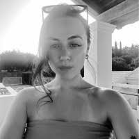 Ellie Tate's Instagram, Twitter & Facebook