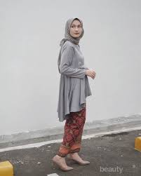 H cp nurhalizah baju couple pasangan kembaran dress brukat kemeja batik kondangan pernikahan wisuda modern model terbaru harga murah. Mau Pergi Kondangan Bareng Sahabat Kompakan Pakai Outfit Ala 6 Selebgram Ini Aja