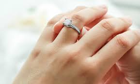 Ganjalan cincin untuk mengatasi masalah cincin kebesaran. Mengukur Ukuran Cincin Ini 6 Hal Yang Perlu Anda Tahu Orori Com