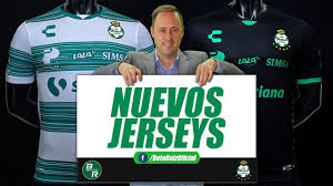 It features a ducktail cit with embossing in relief and representative insignia of the warriors. Videoreaccion Al Nuevo Jersey Santos Laguna 2020 Youtube