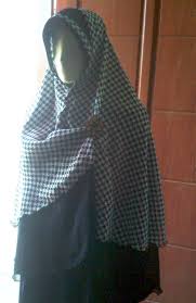 Di buku ini disajikan cara menjahit step by step aneka jenis kerudung, seperti shawl modif, segiempat plus pola kerudung membuat anda yang pemula akan dengan mudah mengikutinya. Update Materi Menjahit Khimar Sifon Kursus Jahit Jilbabmu Sendiri