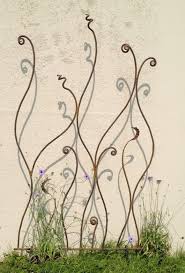 Hang Artwork With Copper Pipes And Chains Google Search Gartenskulptur Farn Garten Deko Ideen