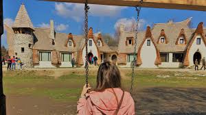 Are zece camere şi o amprentă la sol de 320 mp. Castelul De Lut Din Valea Zanelor MeritÄƒ Sau Nu O VizitÄƒ