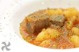 Delicioso Y Jugoso Guiso De Patatas Con Atun Fresco Y Guisantes Thermorecetas