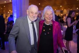 Ummm eric carle was not a holocaust survivor. 4vh Wmyw Runim