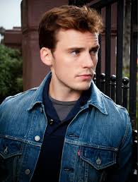 The Hunger Games France: Sam Claflin en couverture du magazine Status