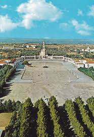 Ubicada en una de las entradas al santuario, justo en frente de la basílica de nuestra señora del rosario. Fatima Santuario Paris Skyline Skyline Travel