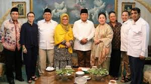 Kecewa dengan kondisi partai golkar, keluarga cendana mengumpulkan senior partai golkar. Prabowo Subianto Berlebaran Ke Cendana Disambut Tutut