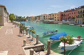 There is a wealth of activities on offer along its shores and on its waters, from paragliding to olive oil tasting. Where To Stay In Lake Garda Best Towns Hotels With Map Photos Touropia