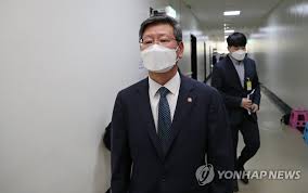 경찰, 이용구 폭행 피해 택시기사 '증거인멸 공범' 입건. ì´ìš©êµ¬ ë²•ë¬´ì°¨ê´€ ë°•ìƒê¸° å‰ìž¥ê´€ì— ì‚¬ë¬´ì‹¤ ë¬´ìƒ ì œê³µ ë…¼ëž€ í•œê²½ë‹·ì»´