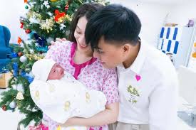 Duy Khương cùng vợ diện áo dài, tổ chức đầy tháng cho con trai thứ 2