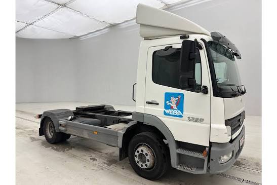 Mercedes Benz 1328-2005 Cab & Chassis Truck