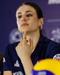 Večeras će @aleksic_maja prvi put predvoditi Srbiju kao kapiten na  zvaničnoj utakmici 🙌🇷🇸 "Uvek je lepo i zabavno igrati protiv SAD. Sada  dolaze sa mnogo mladih i novih devojaka. Ne volim da