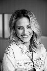 She is known for portraying betty cooper on the cw teen drama series riverdale and. Hustlers Lili Reinhart On Never Wearing Low Rise Jeans All That Fake Vomit Atrizes Dona Dos Meus Sonhos Padrao De Beleza