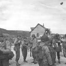 Le débarquement en normandie, qui a eu lieu le 6 juin 1944, a eu pour objectif de reprendre la france occupée par les allemands. Soldats De La 29eme Division D Infanterie Devant Dog Red A L Ouest De La Sortie D3 Photo Us National Archives Debarquement En Normandie Normandie Jour J