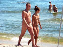 Fanilia desnuda en la playa