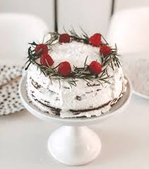 Schau dir unsere auswahl an instagram cake an, um die tollsten einzigartigen oder spezialgefertigten handgemachten stücke aus unseren shops für vorlagen zu finden. Schoko Sahne Tortchen Mit Rosmarin Himbeer Kranz Deko Sophiagaleria