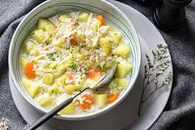 Unire le patate ai broccoli e proseguire la cottura per altri 10 minuti o finché le patate saranno diventate morbide. Minestra Di Riso Con Porri Patate E Carote La Tarte Maison