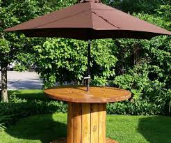 Gartentisch Aus Holz Bauen Der Gleichzeitig Als Stander Fur Den Sonnenschirm Dient In 2020 Gartentisch Holz Gartentisch Kabeltrommel Tisch