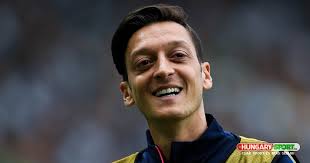 Gulácsi péter, a magyar válogatott futballkapusa a közösségi oldalán tett hűségesküt a család az család mozgalom mellett. Gulacsi Peter Utan Mesut Ozil Is A Beteg Magyar Kisfiu Melle Allt Hungary Sport